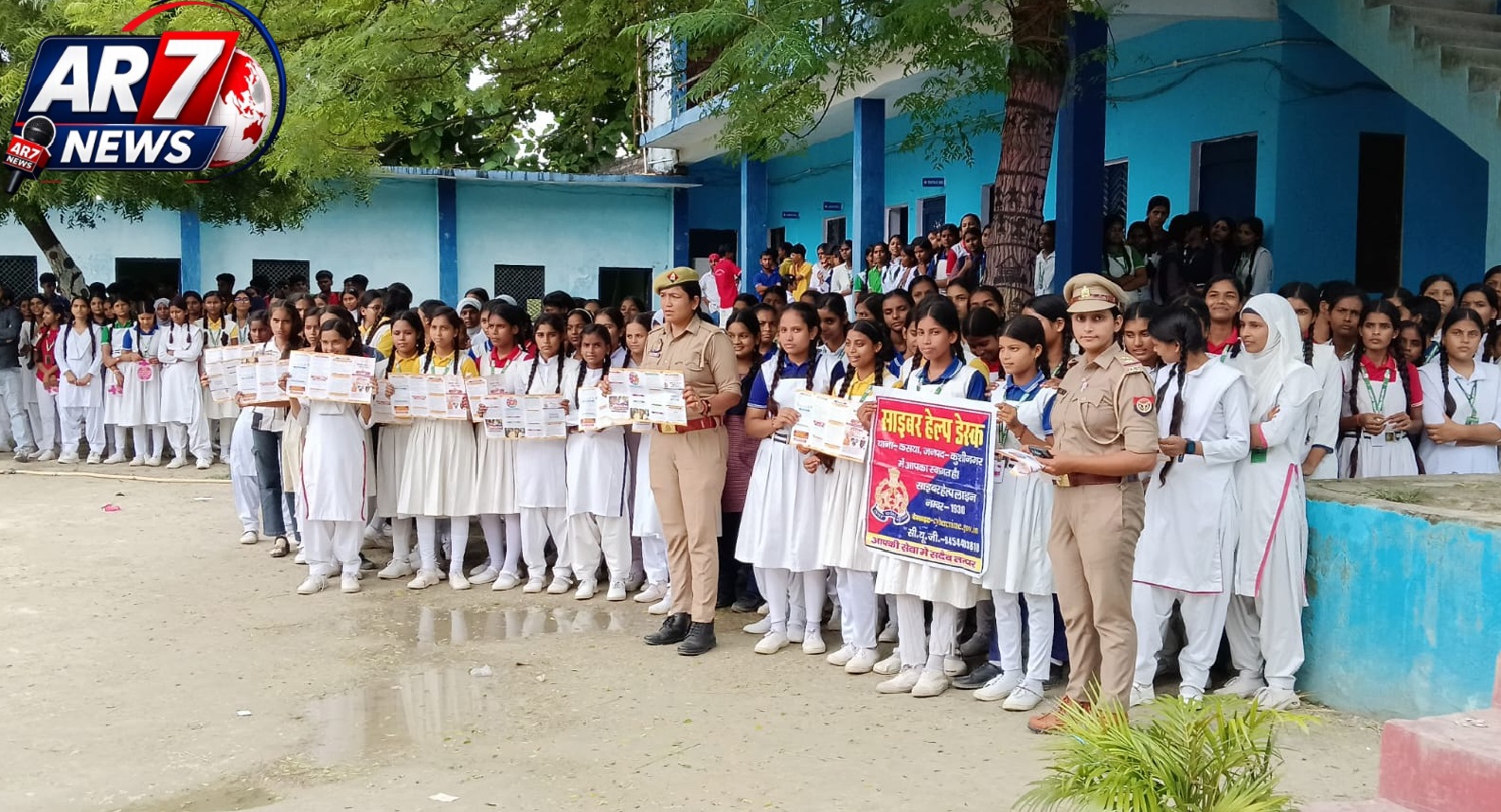 पुलिस ने छात्रों को यातायात नियमों और साइबर सुरक्षा के प्रति किया जागरूक